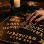 Planche Ouija en Bois Noir A–Z