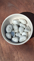Howlite – Apaisement et Clarté Mentale — pierre roulée naturelle TheRitualist