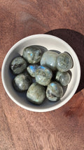 Labradorite Roulée – Protection Énergétique — pierre roulée naturelle TheRitualist